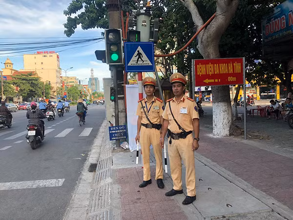 CSGT Công an thành phố chốt chặn kiểm tra tại các khu vực dẫn vào thành phố.