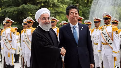 Tổng thống Iran Hassan Rouhani và Thủ tướng Nhật Bản Abe Shinzo ngày 12-6 tại Tehran.