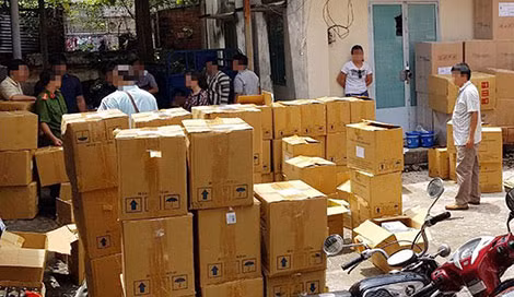 Cơ quan Công an khám xét nhà máy sản xuất thuốc, thực phẩm chức năng giả của Lê Văn Khối tại huyện Bình Chánh. Cơ quan Công an khám xét nhà máy sản xuất thuốc, thực phẩm chức năng giả của Lê Văn Khối tại huyện Bình Chánh.
