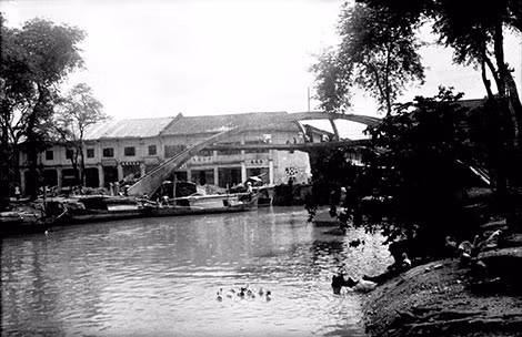 Cầu Ba Cẳng bắt một nhánh qua kênh Hàng Bàng nơi lưu dấu tích của những băng nhóm giang hồ (ảnh tư liệu). Cầu Ba Cẳng bắt một nhánh qua kênh Hàng Bàng nơi lưu dấu tích của những băng nhóm giang hồ (ảnh tư liệu).