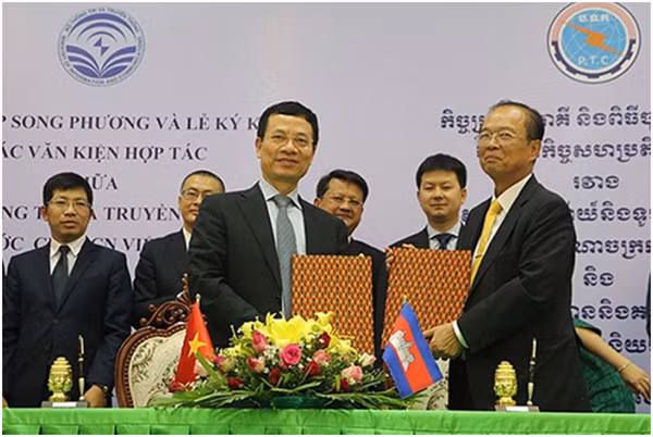 Bộ trưởng Bộ TT&TT Nguyễn Mạnh Hùng ký kết văn kiện hợp tác với Bộ Bưu chính viễn thông Campuchia.