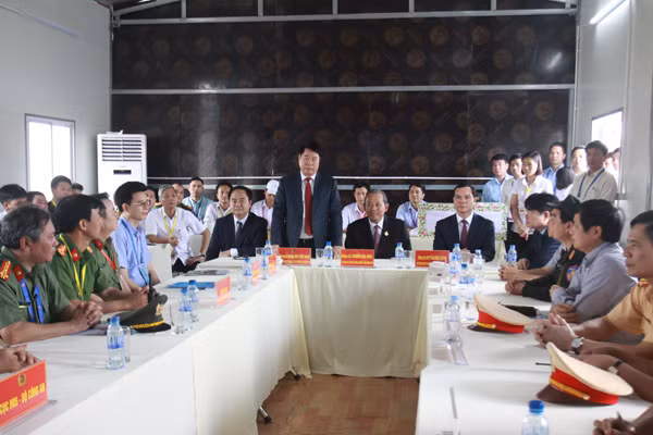 Phó Thủ tướng Thường trực Trương Hòa Bình, Thứ trưởng Bộ Công an Bùi Văn Nam, Bí thư tỉnh ủy Hà Nam Nguyễn Đình Khang thăm Trung tâm chỉ huy An ninh Đại lễ Vesak 2019.