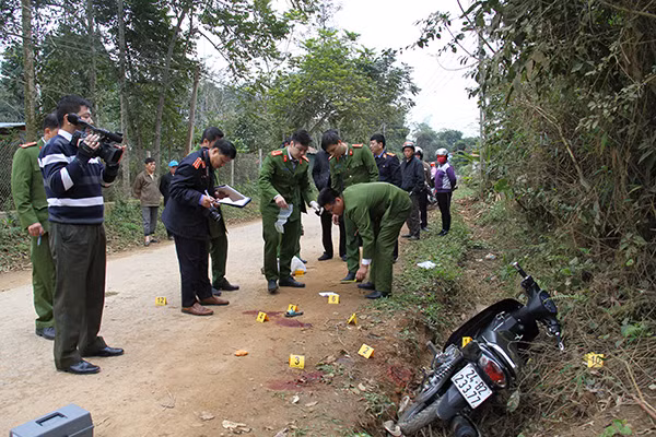 Lực lượng Công an đang tiến hành khám nghiệm hiện trường.