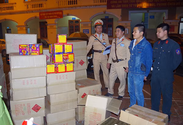 Thân Đức Thưởng và số pháo bị thu giữ.