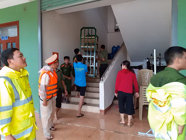 CBCS Công an huyện Lệ Thủy về các điểm trường giúp thầy cô giáo kê dọn dụng cụ tránh ngập lụt. CBCS Công an huyện Lệ Thủy về các điểm trường giúp thầy cô giáo kê dọn dụng cụ tránh ngập lụt.