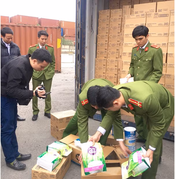 Cơ quan Công an tiến hành khám xét container sữa nhập khẩu trái phép.