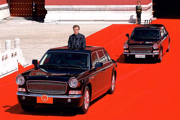 Hồng Kỳ L5 là mẫu limousine mới nhất của Chủ tịch Trung Quốc Tập Cận Bình, thay thế cho mẫu Hồng Kỳ N501 sử dụng ở APEC 2018. Ngoài kích thước của một chiếc "xe lãnh đạo" điển hình, Hồng Kỳ L5 còn có khả năng chống đạn tối tân nhất hiện nay, ngang hàng với Cadillac One hay Aurus Senat Limousine. L5 được trang bị động cơ V12 6.0L cho công suất 402 mã lực và mô-men xoắn 550 Nm. Ảnh: The Times.