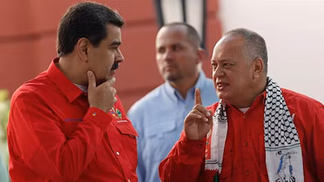 Chủ tịch Quốc hội lập hiến Venezuela Diosdado Cabello (bên phải) là cánh tay đắc lực của Tổng thống Maduro. Ảnh: Al Jazeera.