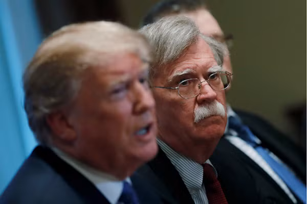 Cựu Cố vấn An ninh quốc gia Mỹ John Bolton (phải) trong cuộc họp với Tổng thống Trump. Ảnh: Reuters. Cựu Cố vấn An ninh quốc gia Mỹ John Bolton (phải) trong cuộc họp với Tổng thống Trump. Ảnh: Reuters.