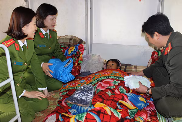 Đoàn cũng tặng quà, động viên, thăm hỏi một học sinh bị ốm không tham gia nhận quà cùng các bạn.