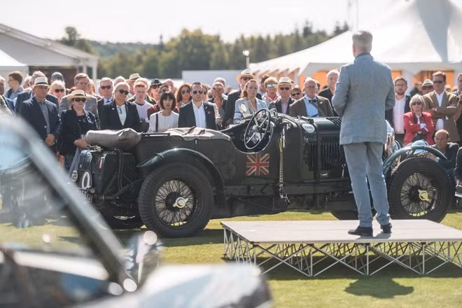 Hàng ngàn chiếc xe sang Bentley tụ họp tại nước Anh tạo nên cảnh tượng choáng ngợp.