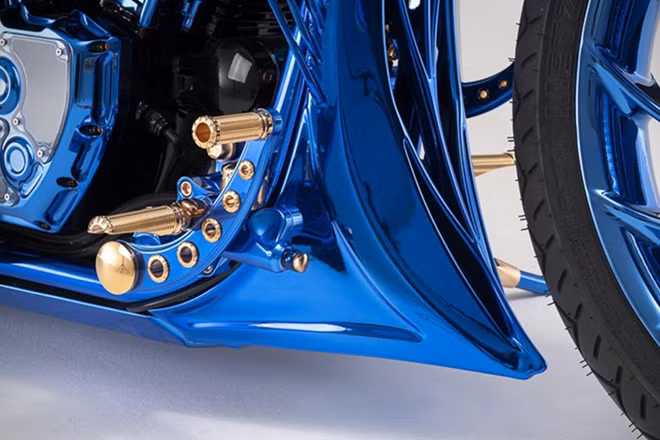 Động cơ CVO mạnh mẽ với dung tích 1.801 phân khối trên Softail Slim S của Harley-Davidson thiết kế không thay đổi so với nguyên bản, nó chỉ được làm mới ở bên ngoài với các chi tiết mạ vàng tinh xảo hơn.