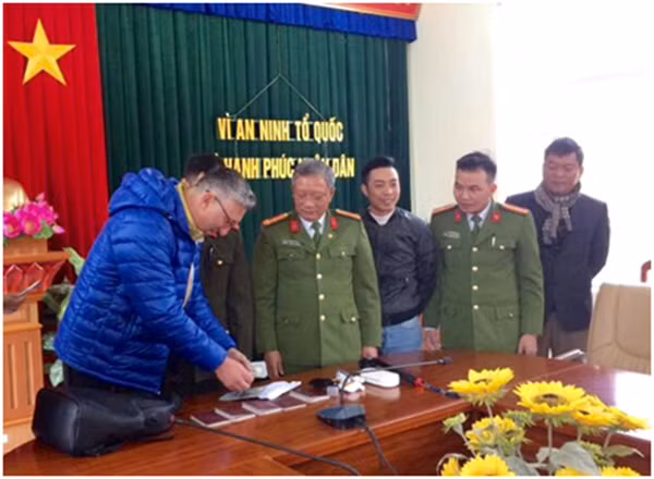 Ông Tomasz Jaworki nhận lại tài sản của mình trước sự chứng kiến của cơ quan chức năng.