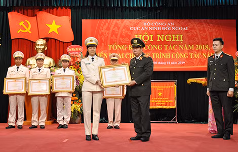 Trung tá Nguyễn Thị Hoàng Vân nhận bằng khen của lãnh đạo Bộ Công an.