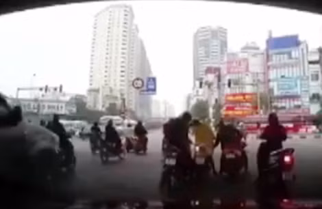 Nhóm đối tượng đang dàn cảnh va chạm giao thông để trộm cắp tài sản.