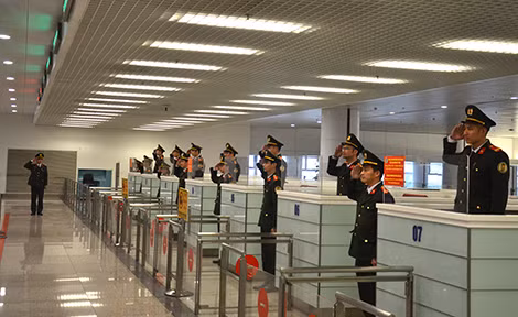 Phút giao thừa đón chào những vị khách đầu tiên của năm mới.