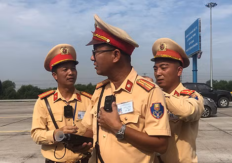Cán bộ Cục Cảnh sát giao thông sử dụng camera giám sát đeo trước ngực.
