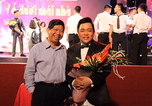 Chủ tịch Công ty Phượng Hoàng Nguyễn Văn Hùng tặng hoa ca sĩ Quang Lê trong đêm nhạc Về dưới mái nhà.