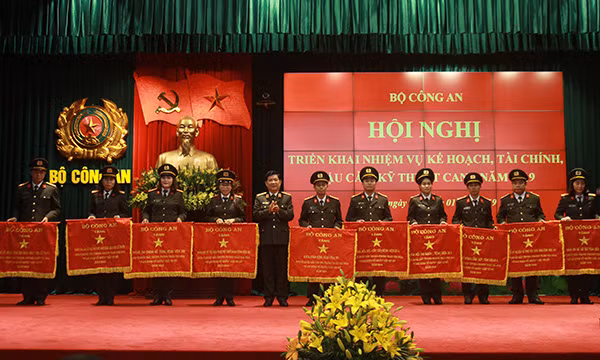 Thứ trưởng Nguyễn Văn Sơn trao Cờ thi đua xuất sắc của Bộ Công an cho các tập thể.