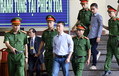 Đưa Phan Sào Nam ra tòa xét xử.