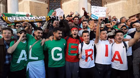 Người dân Algeria biểu tình trong hòa bình. Ảnh: NBC.