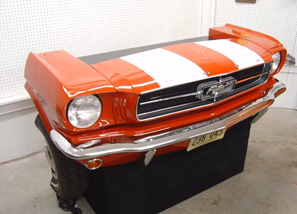Bàn làm việc kiểu đầu xe Ford Mustang.
