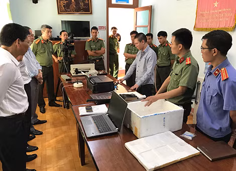 Đối tượng Nguyễn Đức Huy tại buổi thực nghiệm điều tra.