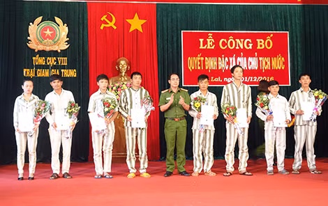 Đại tá Nguyễn Đình Ba trao quyết định đặc xá của Chủ tịch nước cho các phạm nhân.