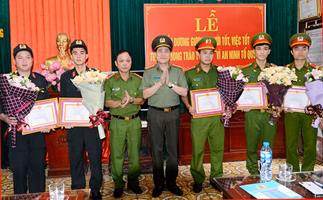 Đại tá Phạm Văn Long, Giám đốc Công an tỉnh Nam Định trao Giấy khen cho các cán bộ chiến sĩ đã tham gia cấp cứu cháu bé tại sân Thiên Trường.