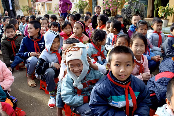 Các em học sinh Trường Tiểu học và THCS xã Pa Thơm, huyện Điện Biên.