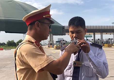 Cán bộ Cảnh sát giao thông đo nồng độ cồn của một lái xe.