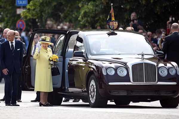 Chiếc State Limousine là món quà mà hãng Bentley tặng cho Nữ hoàng Anh Elizabeth II nhân dịp kỷ niệm 50 năm tại vị (Golden Jubilee) của bà vào năm 2002. Chỉ có 2 chiếc Bentley State Limousine được làm riêng cho Nữ hoàng với tổng giá trị lên đến 20 triệu bảng Anh. Tương tự những chiếc xe dành cho nguyên thủ khác, Bentley State Limousine cũng có khả năng chống đạn, ẩn dưới lớp vỏ có thiết kế cổ điển. Ảnh: Motor1.