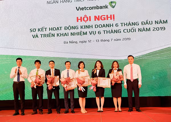 Tổng Giám đốc Phạm Quang Dũng (ngoài cùng bên phải) và Phó Tổng Giám đốc Phạm Mạnh Thắng (ngoài cùng bên trái) tặng Giấy khen và hoa cho 08 cá nhân có thành tích trong hoạt động khoa học.