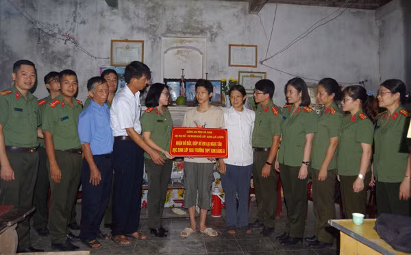 Chi đoàn - Hội phụ nữ khối Xây dựng lực lượng, Công an tỉnh Hà Nam nhận đỡ đầu em Lại Ngọc Tân trú tại xã Ngọc Sơn, huyện Kim Bảng. Chi đoàn - Hội phụ nữ khối Xây dựng lực lượng, Công an tỉnh Hà Nam nhận đỡ đầu em Lại Ngọc Tân trú tại xã Ngọc Sơn, huyện Kim Bảng.