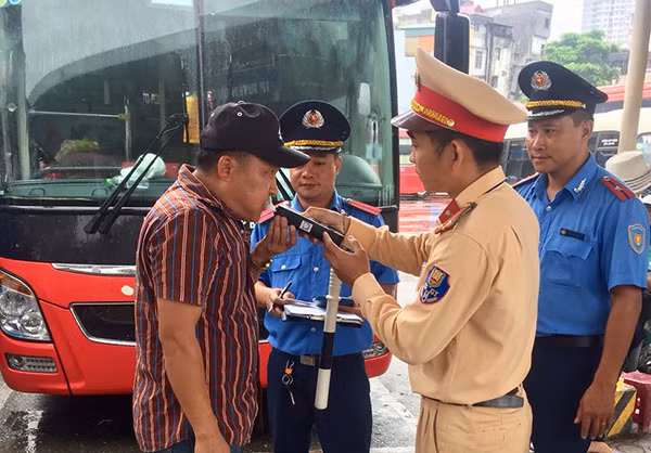 Kiểm tra nồng độ cồn và chất gây nghiện đối với lái xe tại các bến trên địa bàn Hà Nội.