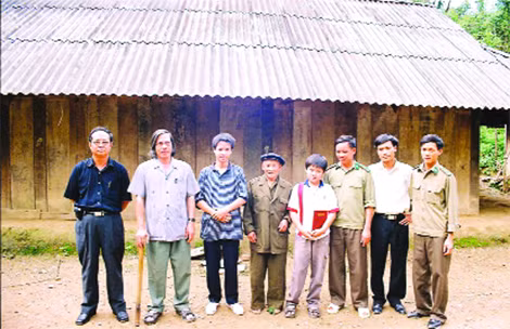 Nhà báo Nguyễn Như Phong (bìa trái) trong một chuyến đi công tác tại xã Na Ư, Điện Biên năm 2001.