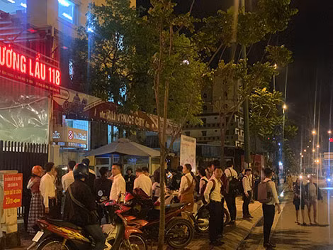 Nửa đêm nhưng phóng viên và người dân hiếu kỳ vẫn túc trực chờ thông tin từ vụ bắt giữ. Nửa đêm nhưng phóng viên và người dân hiếu kỳ vẫn túc trực chờ thông tin từ vụ bắt giữ.