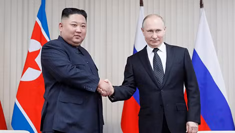 Tổng thống Nga Vladimir Putin và Chủ tịch Triều Tiên Kim Jong-un tại Vladivostok, Nga, ngày 25-4.