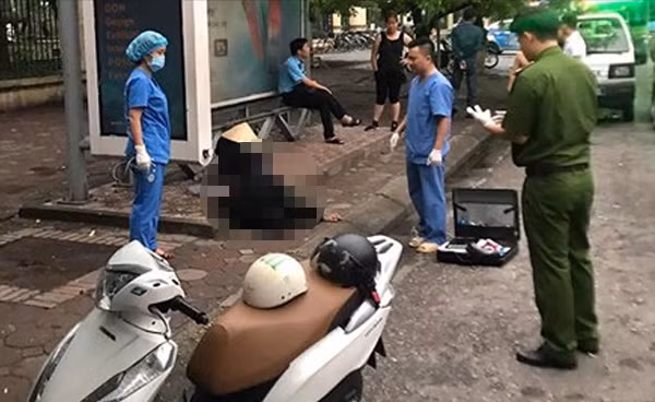 Lực lượng chức năng đang khám nghiệm hiện trường.