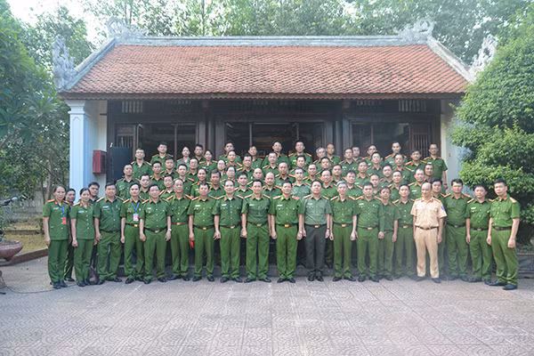Đoàn đại biểu chụp ảnh lưu niệm tại khu tưởng niệm cố B trưởng Trần Quốc Hoàn. Đoàn đại biểu chụp ảnh lưu niệm tại khu tưởng niệm cố B trưởng Trần Quốc Hoàn.