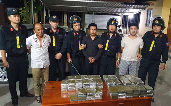 120 bánh heroin bị thu giữ. 120 bánh heroin bị thu giữ.
