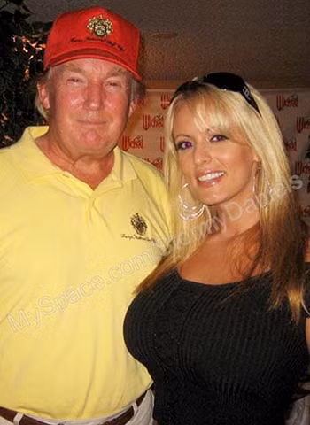 Tỷ phú địa ốc Donald Trump chụp chung với Stormy Daniels năm 2006. Tỷ phú địa ốc Donald Trump chụp chung với Stormy Daniels năm 2006.