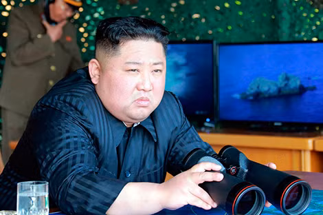 Nhà lãnh đạo Kim Jong-un theo dõi vụ phóng thử tên lửa. Ảnh: Las Vegas Review-Journal.