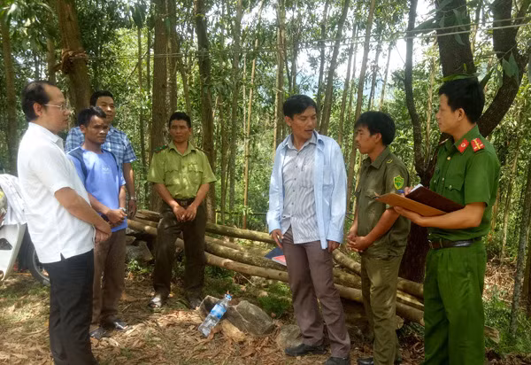 Công an huyện Trà Bồng phối hợp với lực lượng Kiểm lâm về cơ sở tuyên truyền đến người dân công tác phòng, chống cháy rừng.