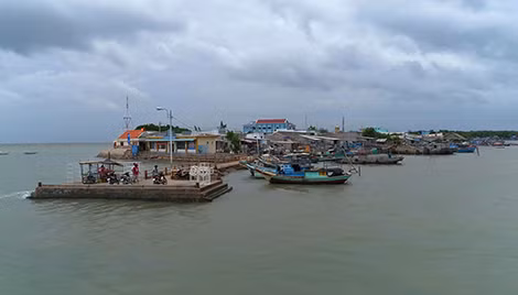 Bến cảng, cửa ngõ vào xã đảo Thạnh An.