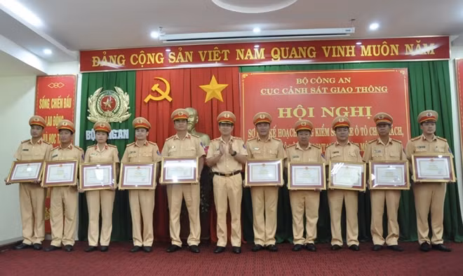 Lãnh đạo Cục CSGT trao thưởng cho các tập thể và cá nhân.