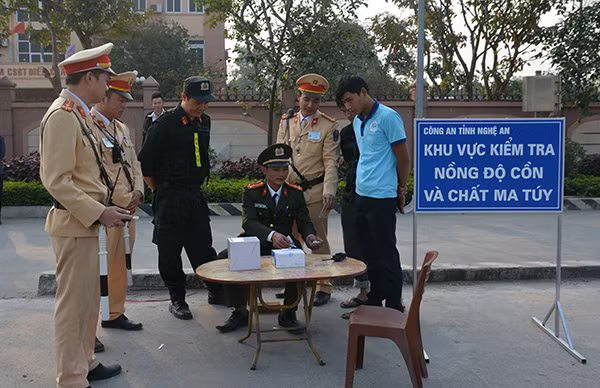 Tổ công tác Công an tỉnh Nghệ An kiểm tra các tài xế.