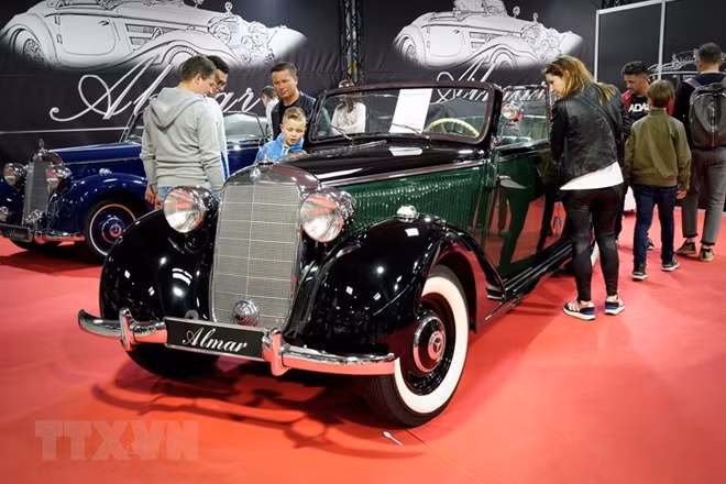 Một chiếc Mercedes-Benz cổ khác.