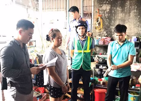 Cơ quan Công an đọc lệnh bắt đối tượng Nguyễn Thị Phượng về hành vi phạm tội liên quan đến ma túy.