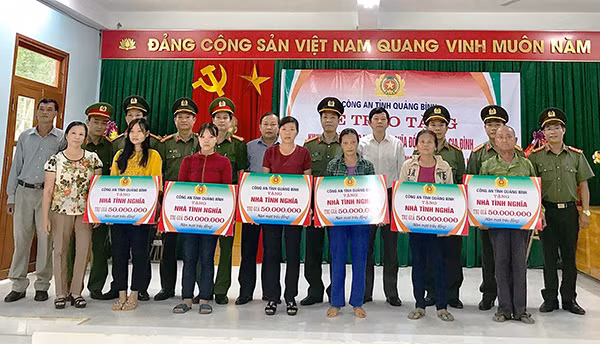 Lãnh đạo Công an tỉnh Quảng Bình trao tặng nhà tình nghĩa cho các hộ đồng bào gặp nhiều khó khăn trên địa bàn.